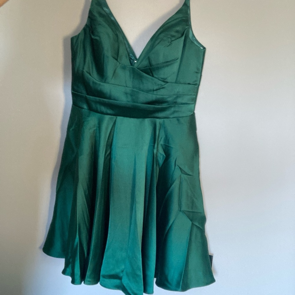 BRAND NEW WITH TAGS Lulu’s emerald green silk dress women’s size 4 WITH POCKETS!